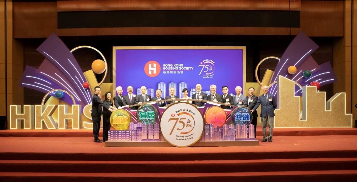 Secretary for Housing of HKSAR Government Winnie Ho (right seventh), HKHS Chairman Walter Chan (right eighth) and other guests officiate at the lighting ceremony of HKHS 75th Anniversary Cocktail Reception.